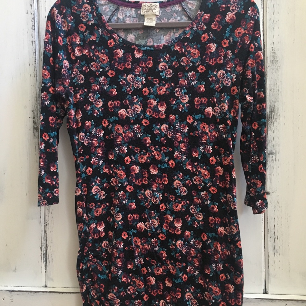 Medium Floral Maternity Shirt with ruched sides